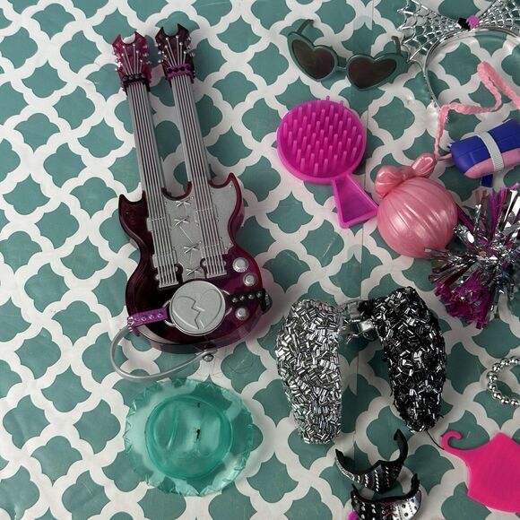 LOL Surprise OMG Dolls Accessories Clothes Mixed Lot Earrings Shoes 20+ Pieces - Picture 2 of 7